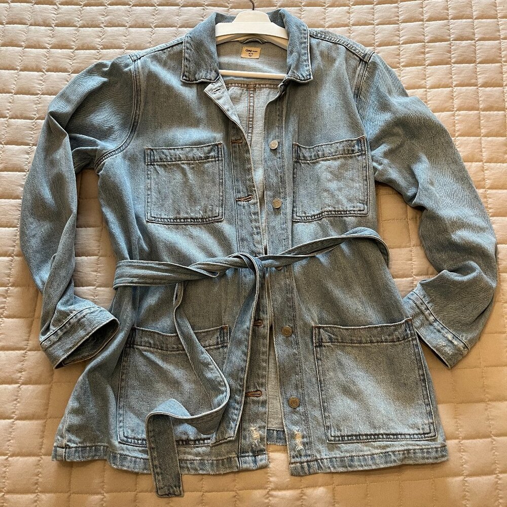 GAP- denim womens jacket/top XL- has a good amount of weight